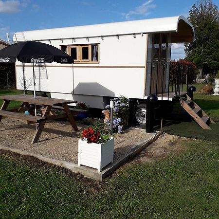 La Roulotte Des Trois Arbres Bed and Breakfast Oradour-sur-Glane Buitenkant foto