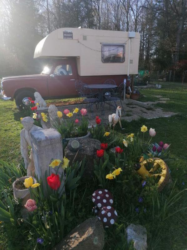 La Roulotte Des Trois Arbres Bed and Breakfast Oradour-sur-Glane Buitenkant foto