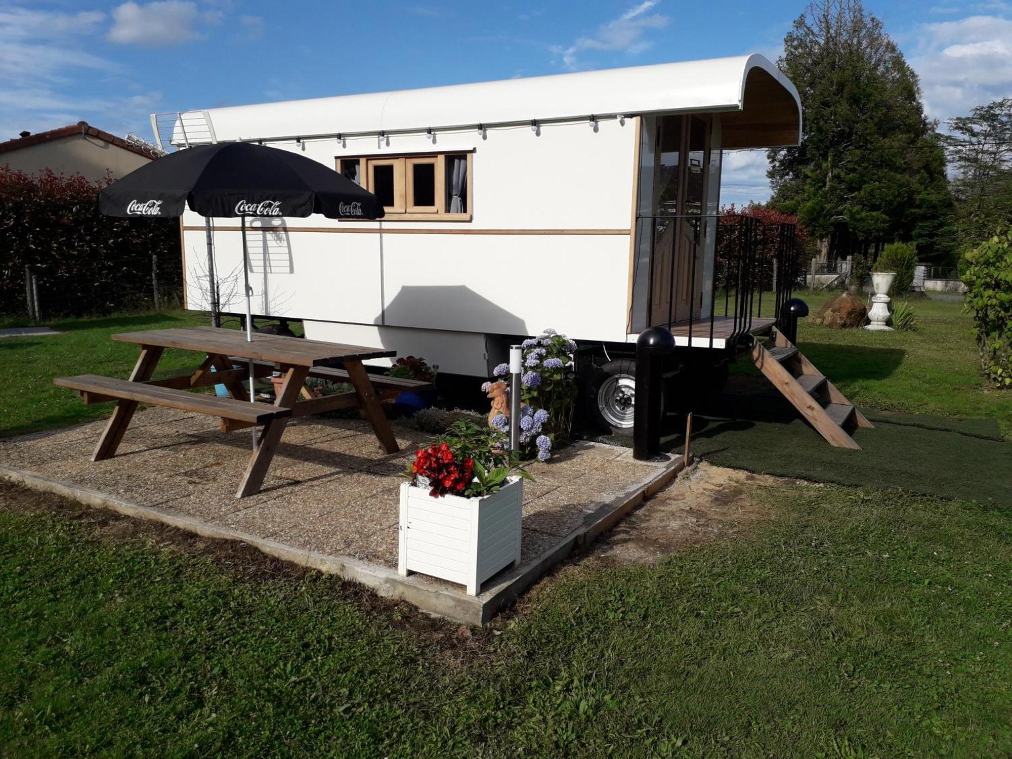 La Roulotte Des Trois Arbres Bed and Breakfast Oradour-sur-Glane Buitenkant foto