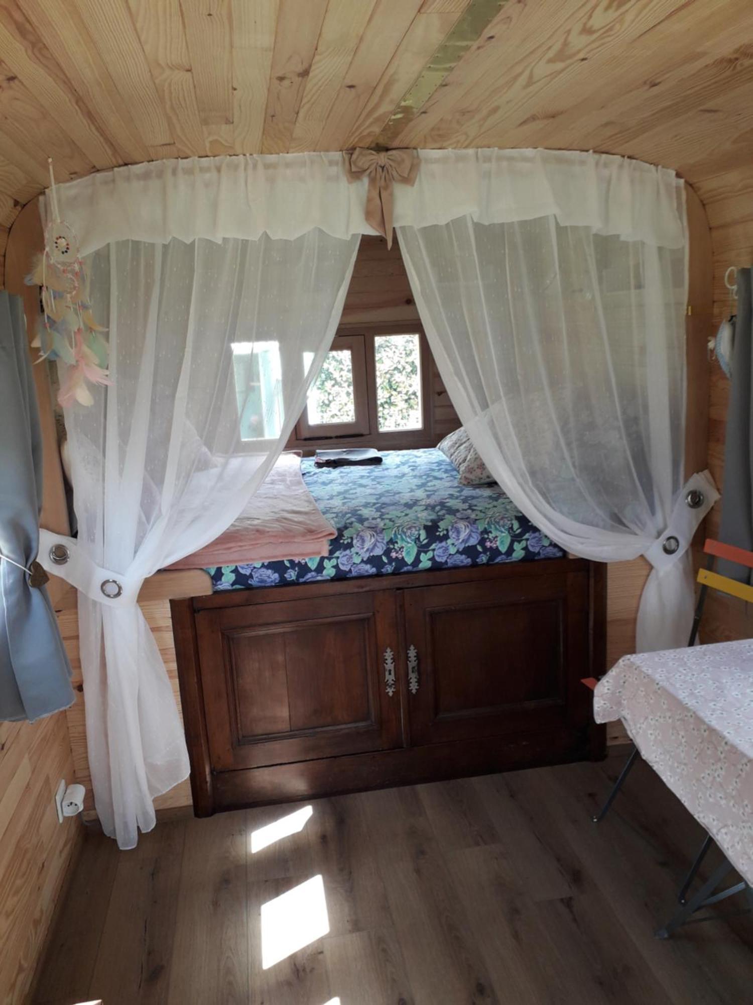 La Roulotte Des Trois Arbres Bed and Breakfast Oradour-sur-Glane Buitenkant foto
