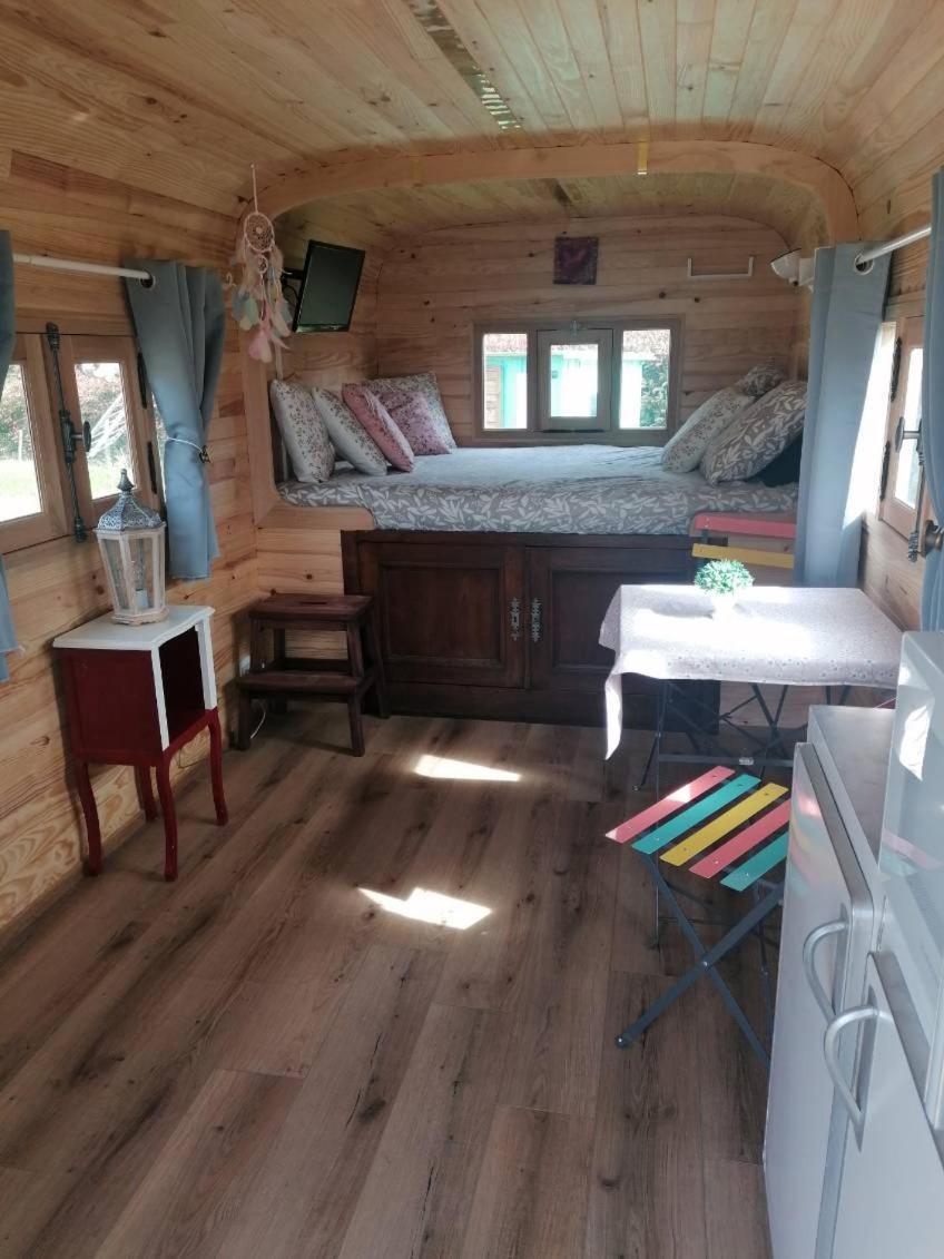 La Roulotte Des Trois Arbres Bed and Breakfast Oradour-sur-Glane Buitenkant foto