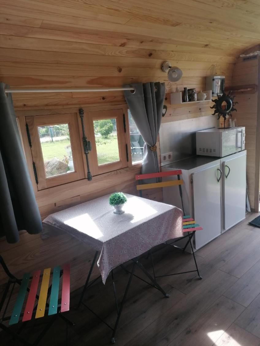 La Roulotte Des Trois Arbres Bed and Breakfast Oradour-sur-Glane Buitenkant foto