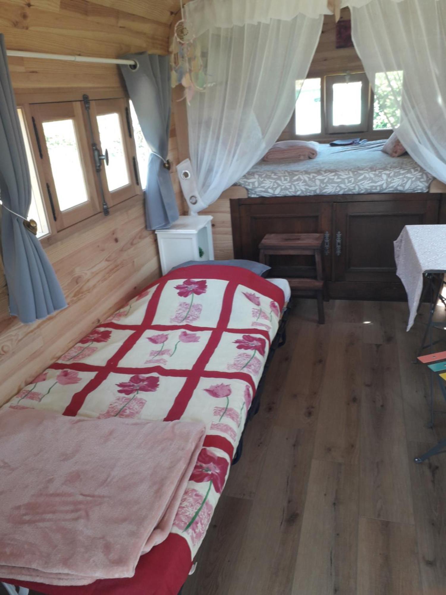 La Roulotte Des Trois Arbres Bed and Breakfast Oradour-sur-Glane Buitenkant foto