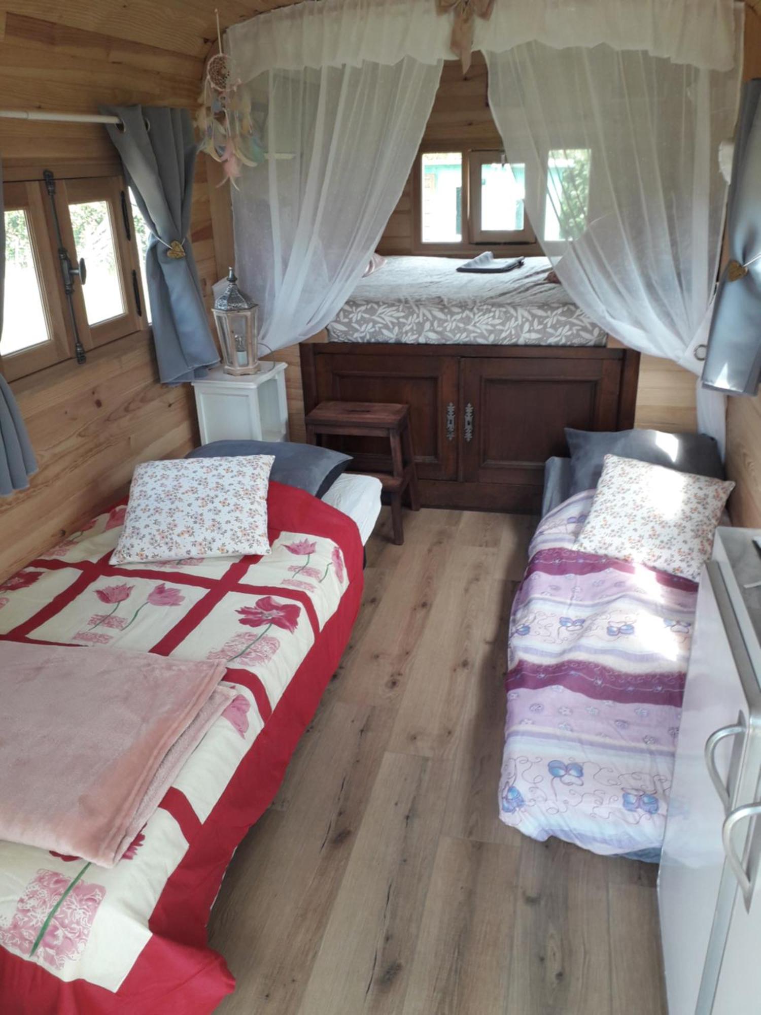 La Roulotte Des Trois Arbres Bed and Breakfast Oradour-sur-Glane Buitenkant foto